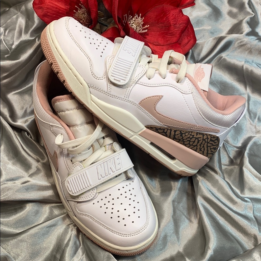🌹Nike Air Jordan
Legacy 312 Low Pink and White Women’s
Sneakers